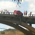 CARRO FICA PENDURADO EM PONTE APÓS ACIDENTE COM TRÊS CAMINHÕES NA BAHIA