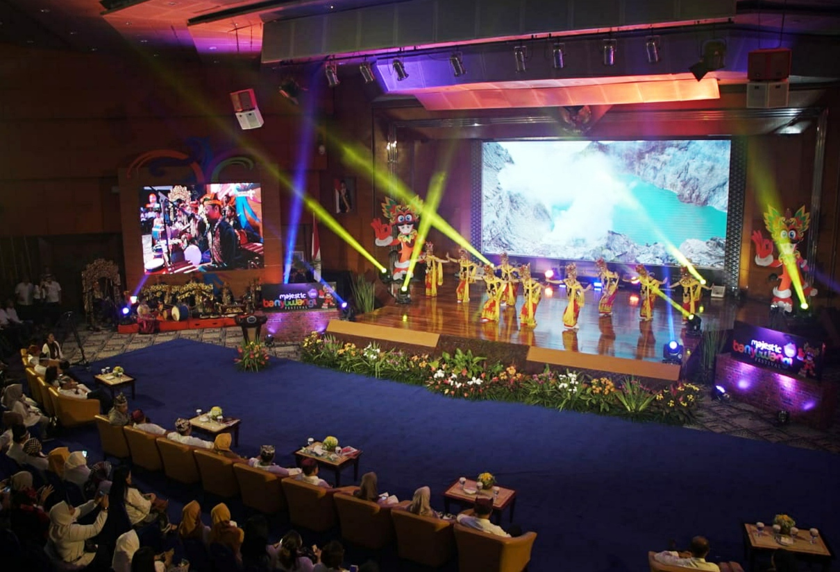 Толпа людей дубае. 99 events. 99 events. Tech week 2022 стендисты. Дубай аудитория.