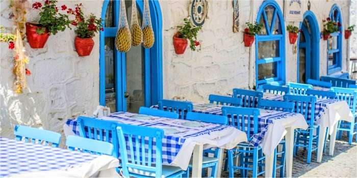 Mangiare cibo greco in taverna