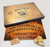 Ver um tabuleiro Ouija em seu sonho indica que alguma relação ou situação na sua vida de vigília esta ruindo. Nada está indo conforme o planejado clique e confira o restante do significado
