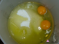 Preparando los huevos el azúcar y el aceite para batirlos