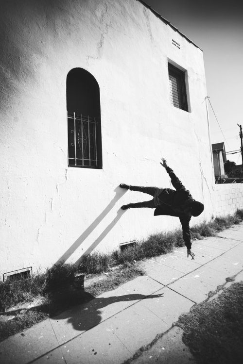 A surreal fotografia que desafia a gravidade de Mike Dempsey Mike Dempsey (Mikesbutt) fotografia surreal desafiando gravidade cães photoshop voando flutuando