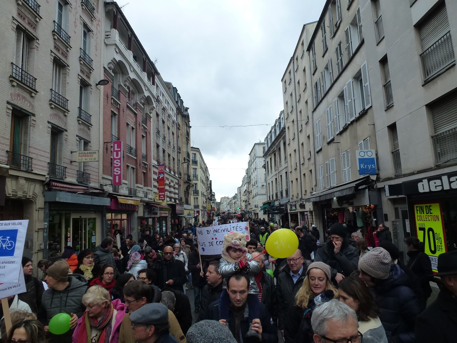 J'habite à SaintDenis Manifestation "contre les scooters rue de la