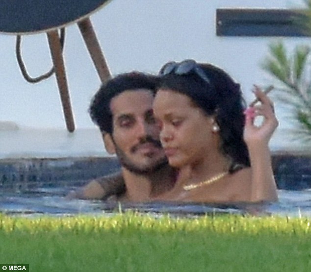 Rihanna spotted making out with a new man in a swimming pool (PHOTOS