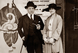 Pablo Ruiz Picasso y Olga Khokhlova a las puertas del Alhambra Theatre, donde se representaba The Three Cornered Hat Pablo Ruiz Picasso y Olga Khokhlova a las puertas del Alhambra Theatre, donde se representaba The Three Cornered Hat