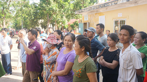 Rất đông người dân đến xem khi biết tin hôm nay Nguyễn Hải Dương bị tử hình Rat dong nguoi dan den xem khi biet tin hom nay Nguyen Hai Duong bi tu hinh