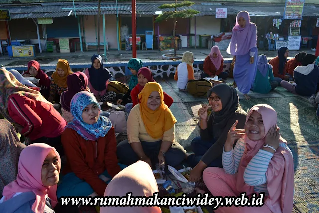 Acara makan bersama Poltekes BPH Cirebon | rumahmakanciwidey.web.id