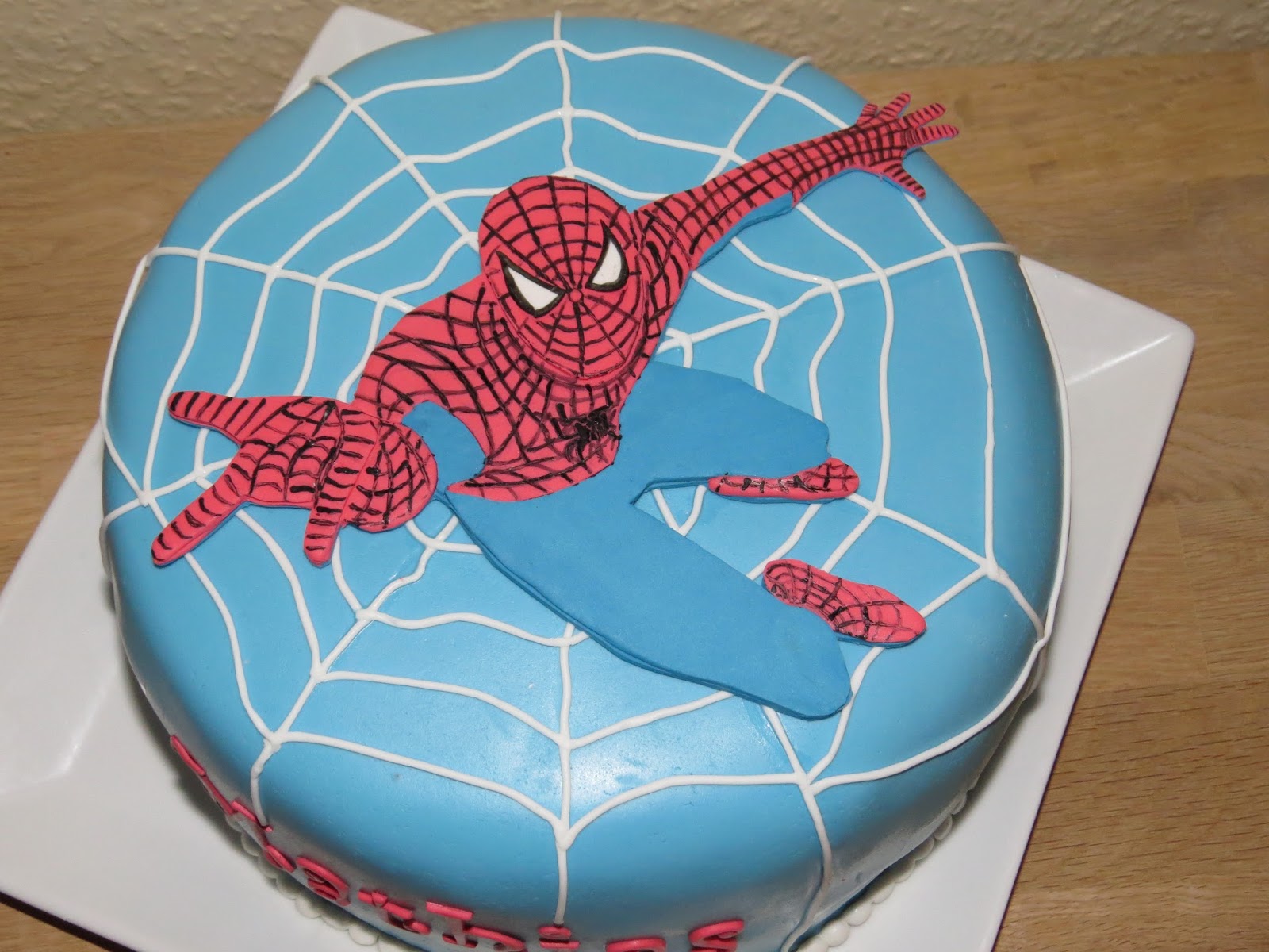 Sjov og ballade med kager: Fondant kage med Spiderman