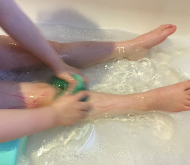 Our-weekly-journal-16th-jan-2017-toddler-in-bath-washing-legs