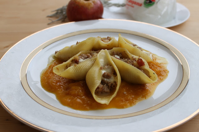 conchiglioni rigati ripieni di nero casertano, mela annurca e mozzarella di bufala campana dop su salsa di pomodoro giallo