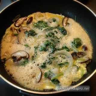 Cooking Spinach Omelet with Mushroom