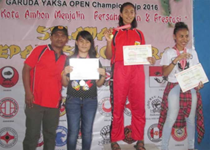 FORKI MTB Juarai Piala Bupati Federasi Olahraga Karate-do Indonesia (FORKI) Kabupaten Maluku Tenggara Barat (MTB) keluar sebagai pemenang kejuaraan "Bupati MTB Open Championship 2016" yang diikuti berbagai perguruan dari sejumlah kabupaten/kota di Maluku. Sesuai pantauan di Saumlaki, Senin (7/11), berdasarkan penilaian dewan juri perguruan Forki 3 dari Kabupaten MTB meraih Juara I dengan meraih sembilan medali emas, 13 perak dan 18 perunggu. Juara II diraih Ambon Gabdika dengan perolehan sembilan medali emas dan satu perunggu, disusul Inkanas Maluku di tempat ketiga dengan enam medali emas, delapan perak dan dua perunggu. Selanjutnya, Ambon Inkai memperoleh lima emas dan empat perunggu, UKC Unpatti Club lima emas, dua perak dan dua perunggu, Inkado Malra empat emas, dua perak dan satu perunggu. Dojo 64 Ambon menyabet tiga emas, enam perak dan enam perunggu, Forki MTB 2 meraih dua emas, lima perak dan delapan perunggu, Inkai MTB satu emas, tiga perak dan 10 perunggu. Forki MTB 1 mendapat dua perak dan lima perunggu, Gabdika Maluku Barat Daya satu perak dan satu perunggu, begitu pula Banda Inkado satu perak dan satu perunggu. Kejuaraan Karate memperebutkan piala Bupati MTB itu diselenggarakan dalam rangka pembinaan dan pengembangan atlet di Provinsi Maluku. Ketua panitia pelaksana, Agustinus Wens Ohoitimur menyatakan kejuaraan itu diikuti Perguruan Inkado dari Kabupaten Maluku Tenggara (Malra), Perguruan Gabdika Kabupaten Maluku Barat Daya (MBD), Gabdika Kota Ambon, UKC Universitas Pattimura Ambon, Dojo 64 dari Kota Ambon, Inkado dari Banda, Kabupaten Maluku Tengah, Inkai dari kabupaten MTB, Inkai dari Kota Ambon, Forki MTB 1, 2 dan 3, dan Inkai Maluku.