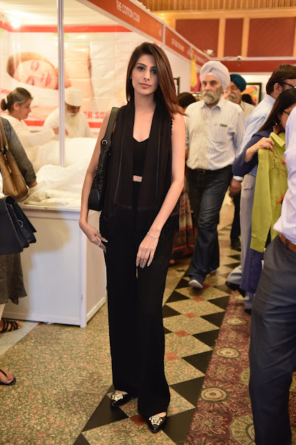 A shopper’s paradise: Runway Rising by Ramola Bachchan :Showcasing spring /summer trends of 2017 Anshu and VA shopper’s paradise: Runway Rising by Ramola Bachchan :Showcasing spring /summer trends of 2017 inay Gupta- Shri Hari Diagems