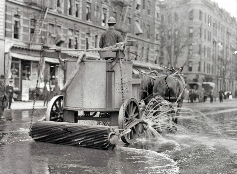 Amazing Vintage Photos of Street Cleaners in New York City From Between