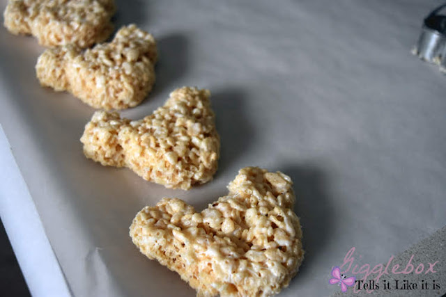 Mickey Mouse rice crispy treats, easy Mickey Mouse rice crispy treats, Disney desserts, Disney treats, how to make Mickey Mouse rice crispy treats at home, DIY Mickey Mouse rice crispy treats, bring the Disney Parks home by making these simple and easy Mickey Mouse rice crispy treats,