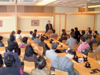 落語家・三遊亭楽春の楽しい出張落語会の風景。 落語家・三遊亭楽春の楽しい出張落語会の風景。