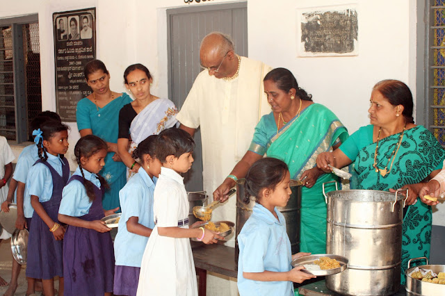 Madhu Pandit Dasa serving food