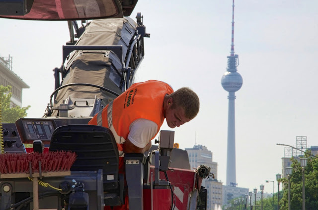 Baustelle Karl-Marx-Allee 68, Asphaltfräse- Arbeiten, 10243 Berlin, 20.06.2013