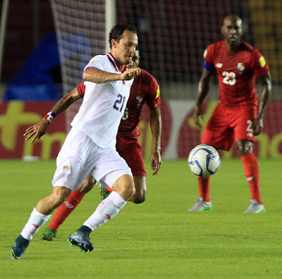 Panamá no ha podido derrotar a Costa Rica en una eliminatoria para la Copa Mundial de Futbol Marcos Ureña de Costa Rica controla el balón en el partido de la ronda semifinal de la eliminatoria Concacaf Rusia 2018 entre Panamá y Costa Rica