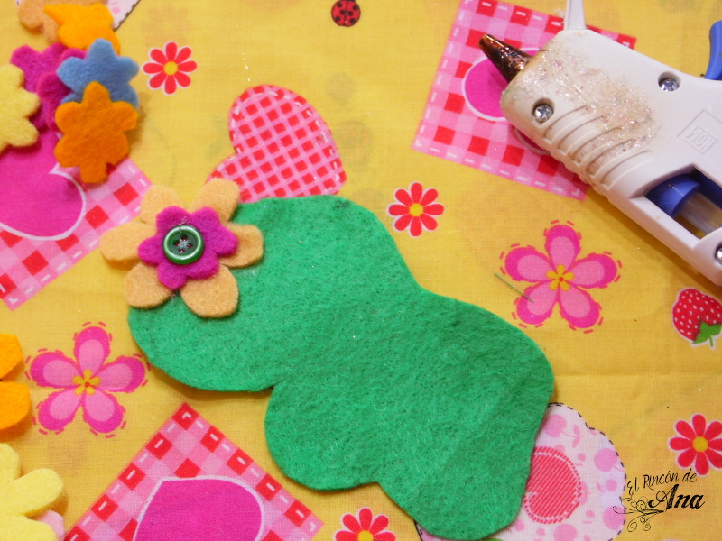 Collar con flores de fieltro