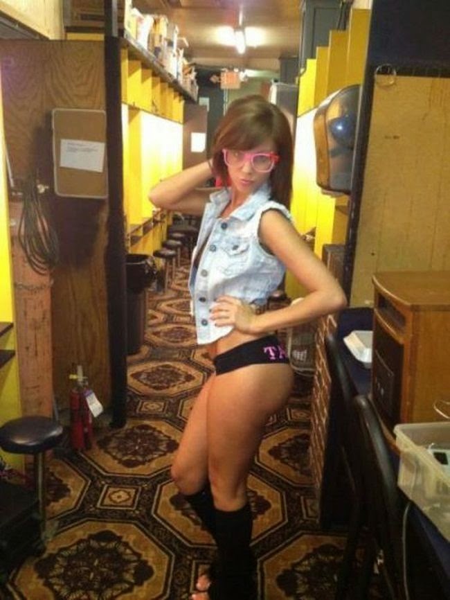 женщина одевается утром. девушка пришла домой. мужчина и женщина в отеле. скрытые камеры в спальные. жена собирается на работу.