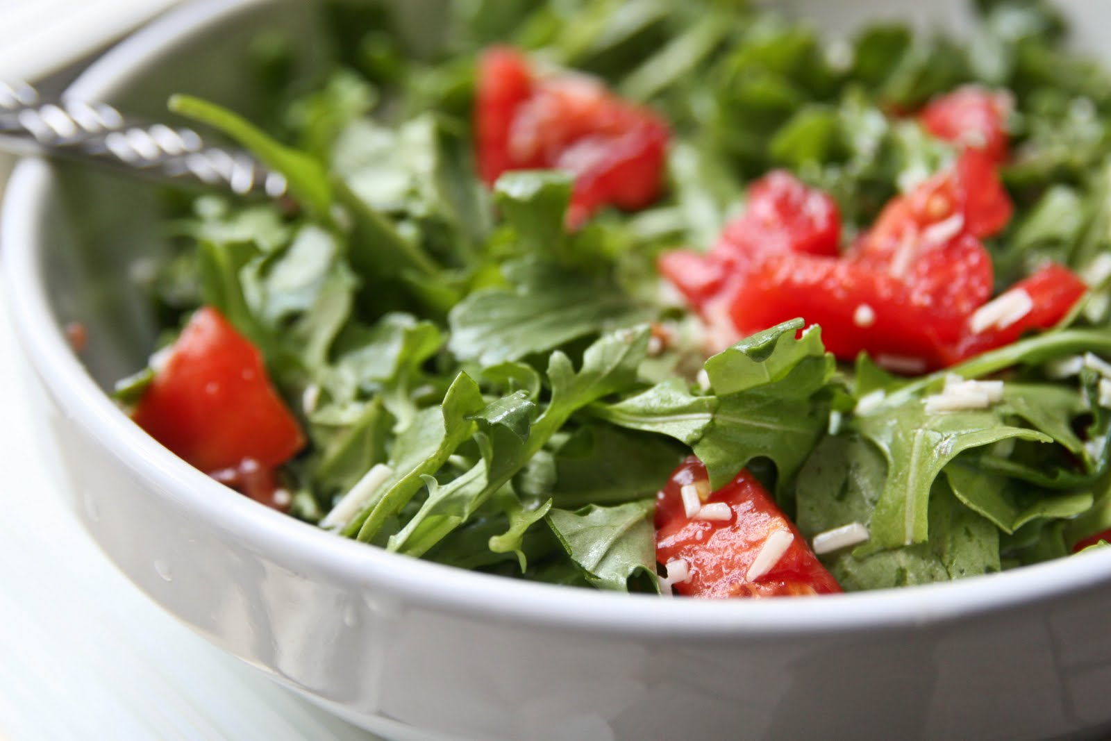 Диетический салат при гастрите. Салат без варки продуктов. Диетические салаты при язве. Столы польза. Салат из шпината с яйцом.