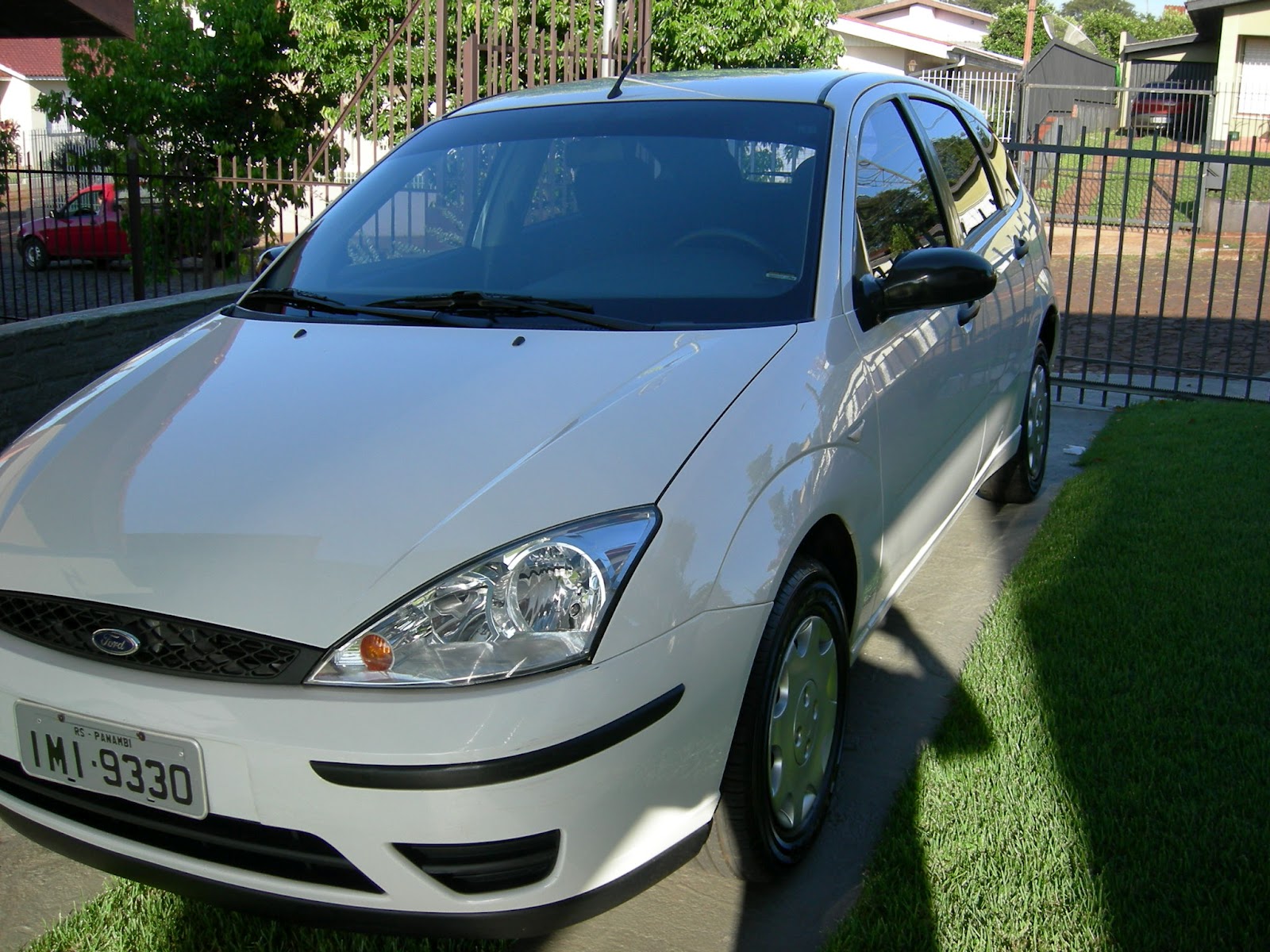 Beto Automóveis: FORD FOCUS HATCH GL 1.6 BRANCO 2005 (VENDIDO)