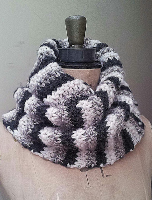 easy knit cowl, free chunky cowl pattern, easy cowl pattern, knit-up quick cowl, stripe cowl