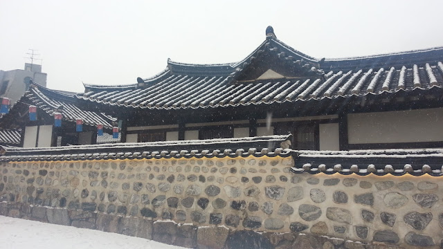 « Соджу (소주, 燒酒) — традиционный корейский алкогольный напиток. »