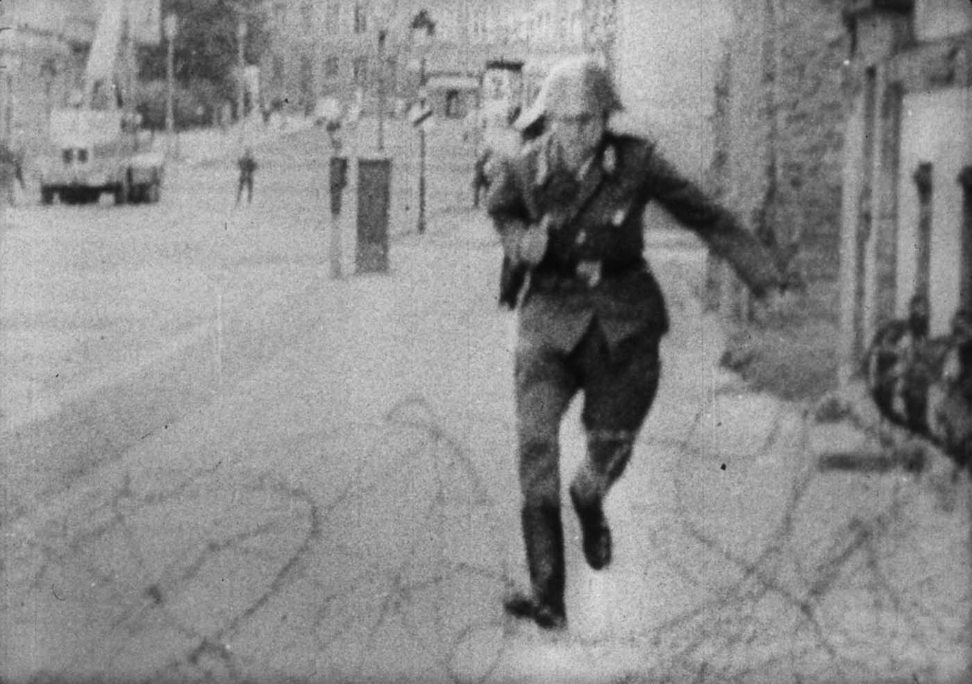 “Come on over, come on over!” (Komm’ rüber!) the West Berlin crowd on Bernauer Strasse chanted. (Still picture from the video footage).