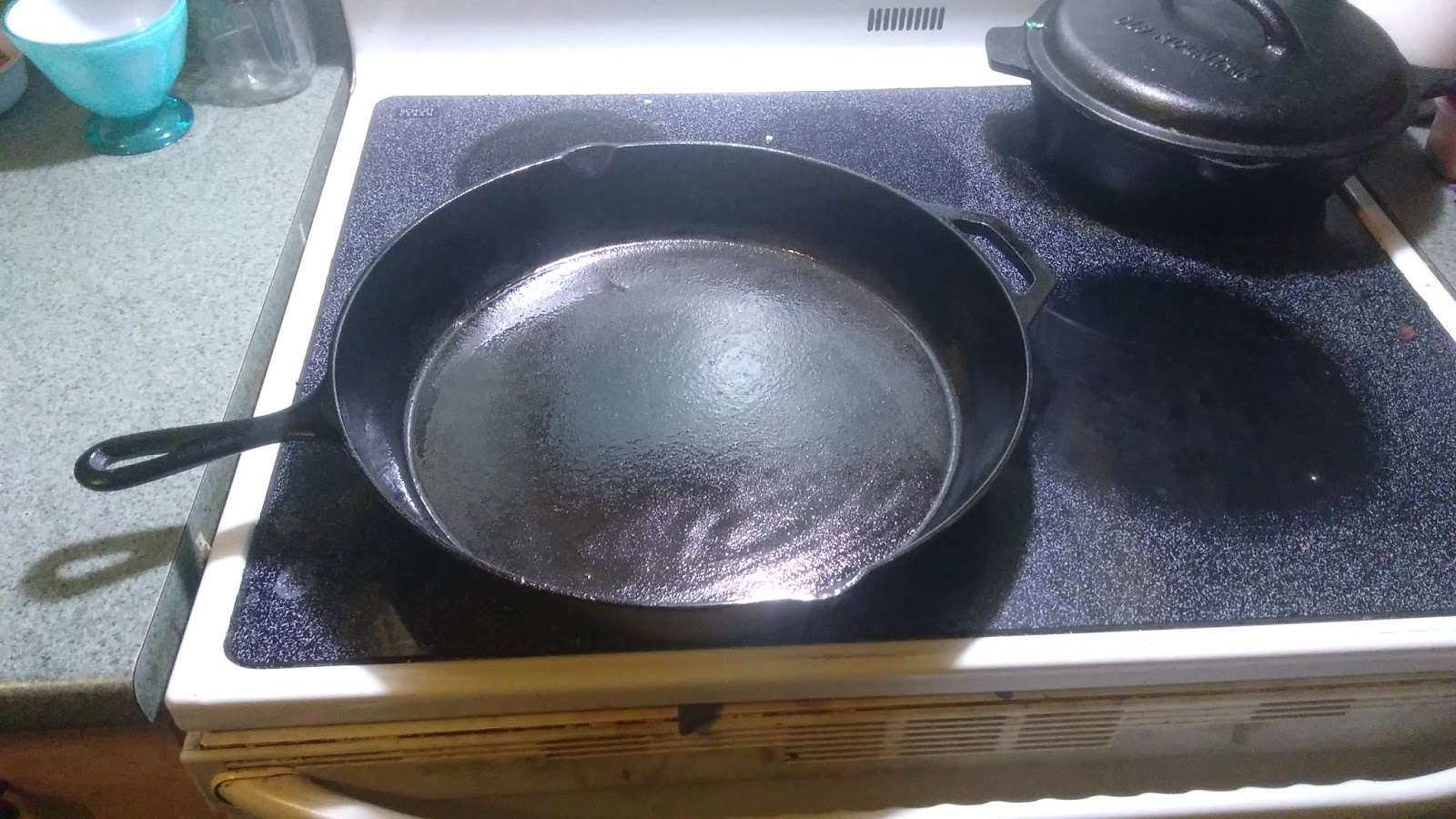 Cast Iron For Beginners Easy Sausage Gravy and Biscuits.