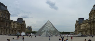 La Pirámide del Louvre.