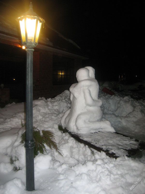 необычные снеговики. снеговик из снега. легенда о снежной женщине фильм 1968. красивая снежная баба из снега. снежная баба в платке.