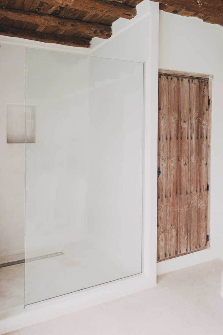 Minimalistic rustic bathrooms with a dreamy calm vibe in Ibiza, design by Hollie Bowden | Tadelakt bathroom, stucco bathroom, minimalist rustic bathroom, built-in bathtub, built-in shower, concrete bathroom, modern country bathroom, contemporary rustic bathroom