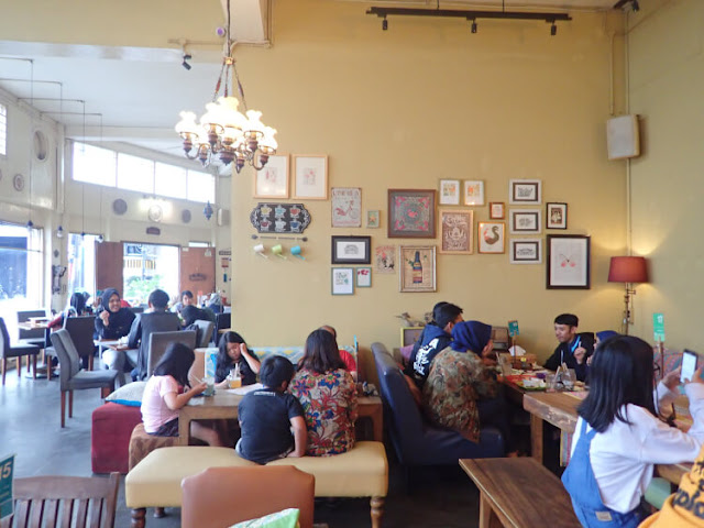 Wiki Koffie, Kongkow Hemat dan Asik di Sudut Braga bangunan klasik wiki koffie