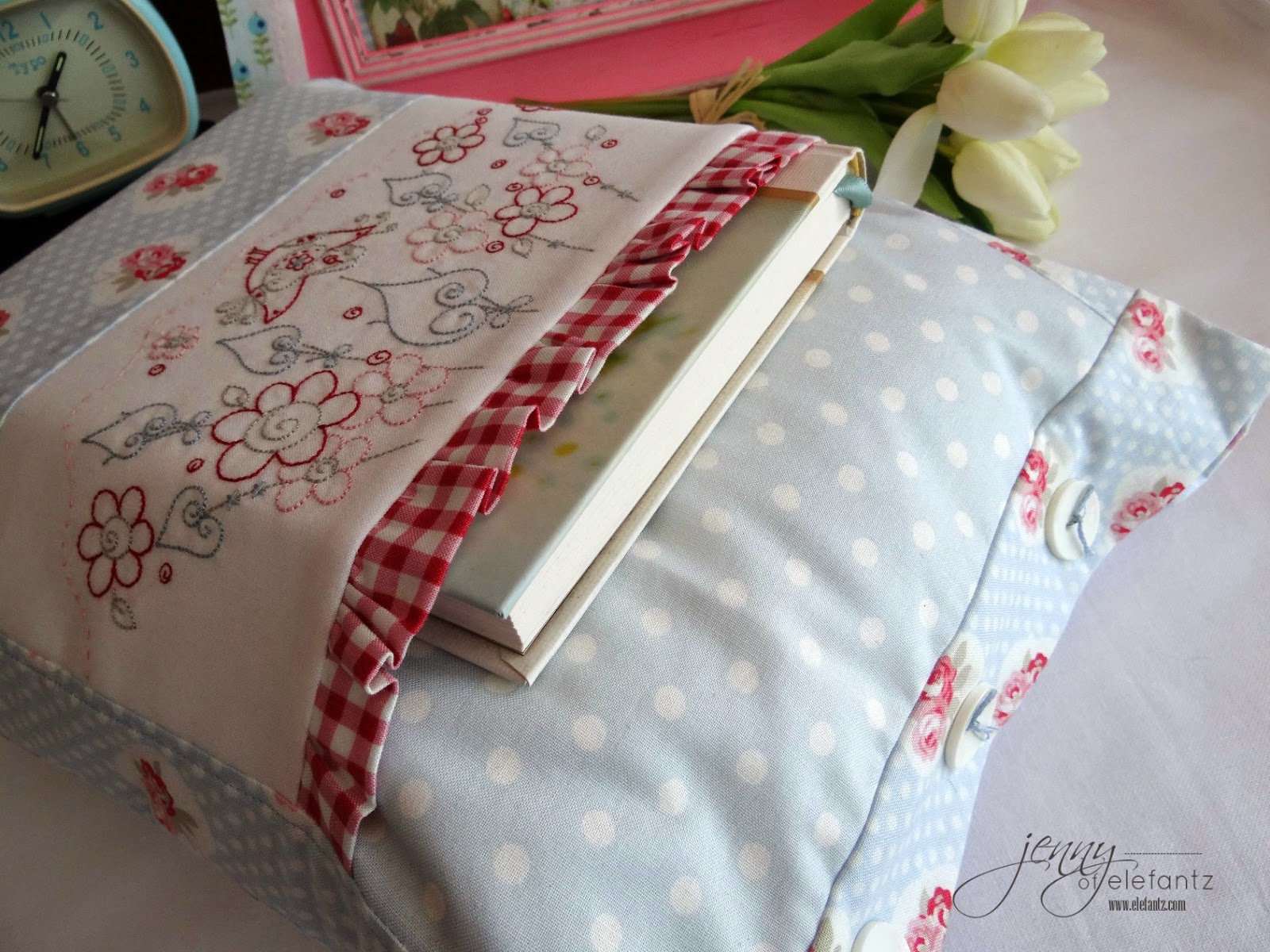 Jenny of ELEFANTZ TUTORIAL a Rosedaisy Book Pillow!