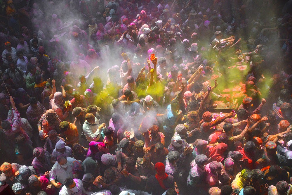 Holi Banke Bihari Temple Vrindavan 2015 colors gulal red yellow green men 