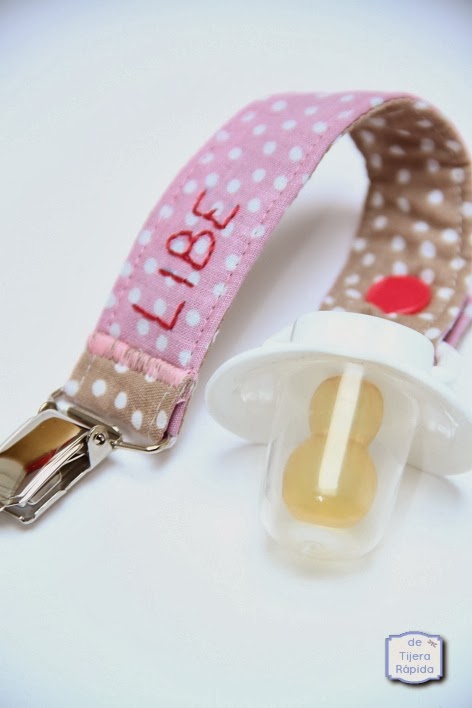 Pinza para chupeta bordada