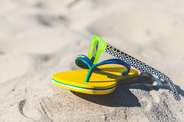 Ipanema Sonnenbrille und Sandalen in gelb und grün mit Strandpromenadenmuster