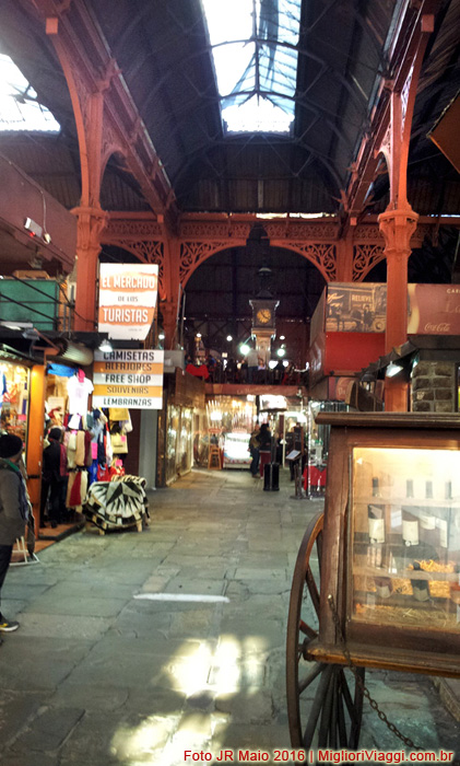Interior do Mercado do Porto e estrutura de ferro - Montevidéu Interior do Mercado do Porto e estrutura de ferro - Montevidéu