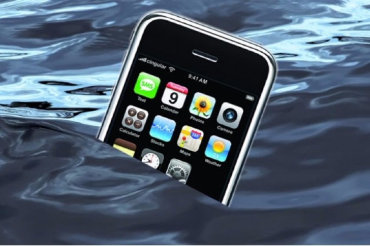 Вода в смартфоне что делать. Смартфон в воде. Айфон в воде. Смартфон утонул. Утопил смартфон.