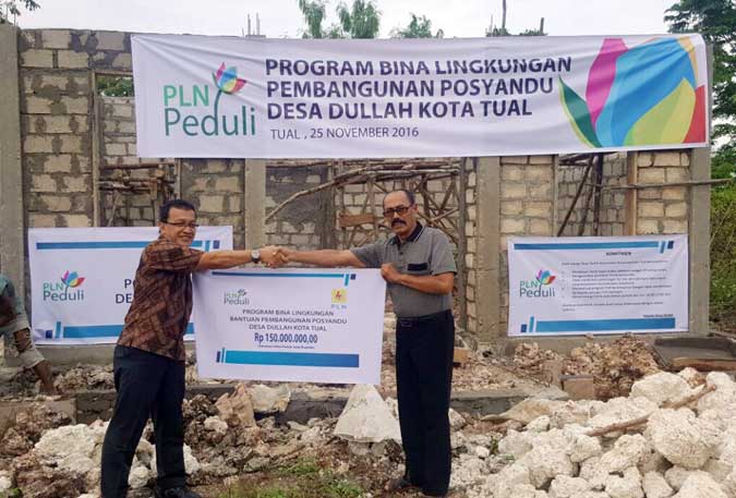 PLN M2U Salurkan Bantuan Bina Lingkungan Di Tual Ambon, Malukupost.com - PT PLN Persero Maluku-Maluku Utara (M2U) menyalurkan bantuan bina lingkungan sebesar Rp150 juta untuk membangun posyandu di desa Dullah, Kota Tual, Maluku. Penyerahan bantuan yang merupakan implementasi program Bina Lingkungan diserahkan manajer bidang SDM dan Umum PLN MMU Eddy Irawan kepada kepala desa Dullah, Bayan Renuat di Tual, Sabtu (26/11). "Bantuan ini merupakan bagian dari program bina lingkungan bidang kesehatan guna mempermudah akses layanan kesehatan khususnya anak dan balita di desa Dullah kota Tual," kata Eddy Irawan. Ia mengatakan program ini merupakan salah satu wujud komitmen PLN untuk melayani masyarakat terutama di kabupaten dan kota di Maluku.