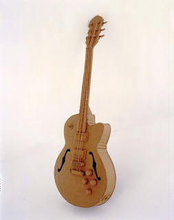 Guitarra hecha con cartón