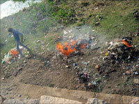Les employés municipaux brûlent les déchets derrière le temple Les employés municipaux brûlent les déchets derrière le temple