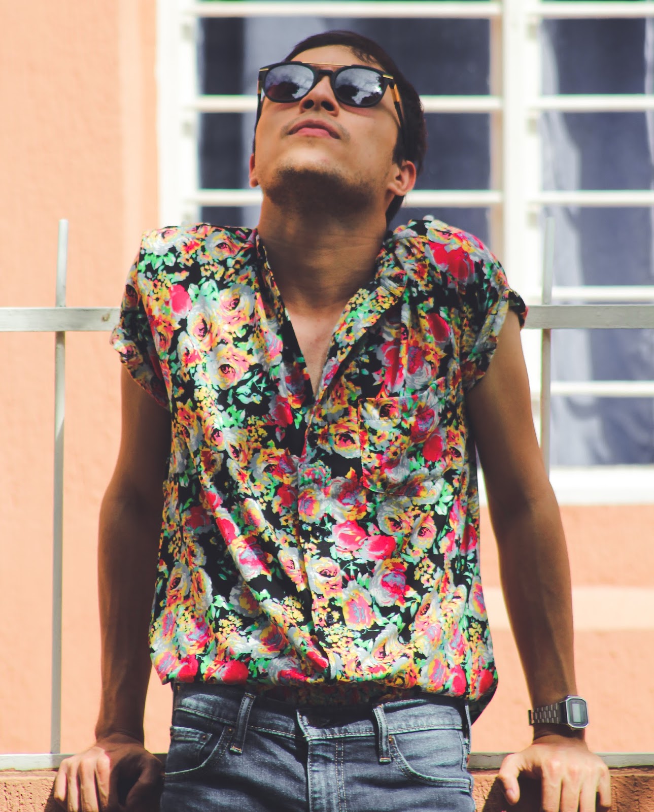 hombres con camisas de flores