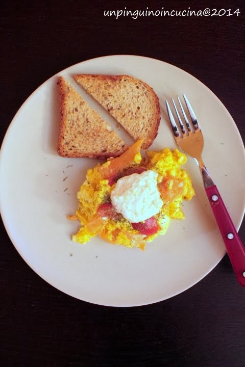 scrambled eggs con salmone affumicato, pomodorini e salsa allo yogurt