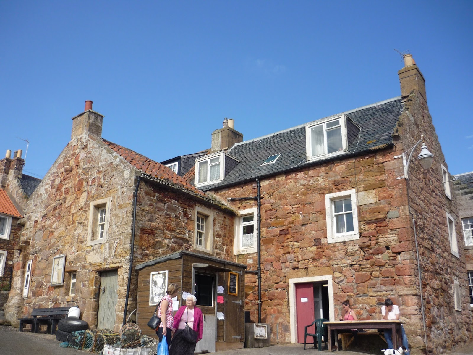 Encasillando The Lobster Hut + Crail Harbour Gallery