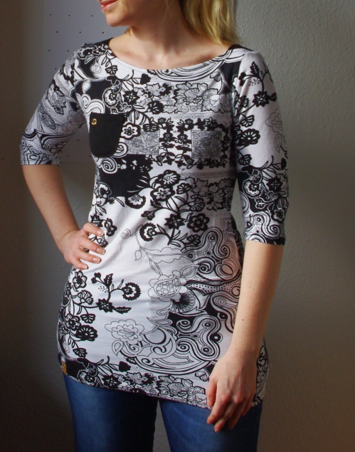 FrauMarlene Schnittmuster von Fritzi & Schnittreif Frau mit Shirt Frau Marlene aus Stoff mit Blumen Schnittmuster von frizi & schnittreif selbst genähte Damen Oberteil Longsleeve mit Schultereinsätzen Schwarz Weiß