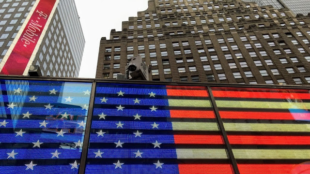 La bandera estadounidenses en Times Square de Nueva York