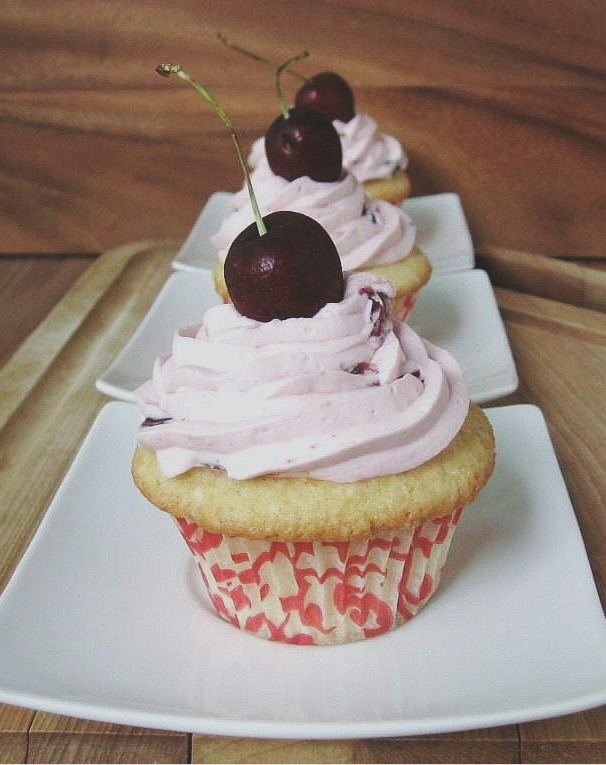lemon cupcakes with fresh cherry buttercream :: une gamine dans la cuisine